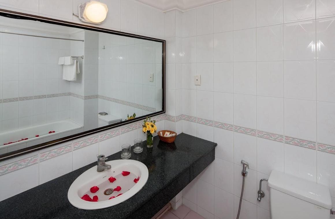 Lucky Central Hotel & Travel Ханой Екстериор снимка